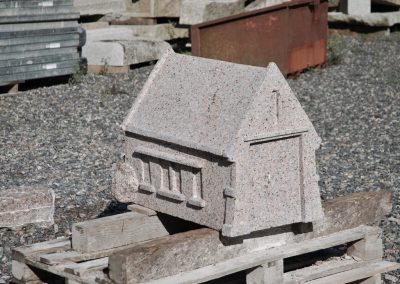 Maison miniature en granit